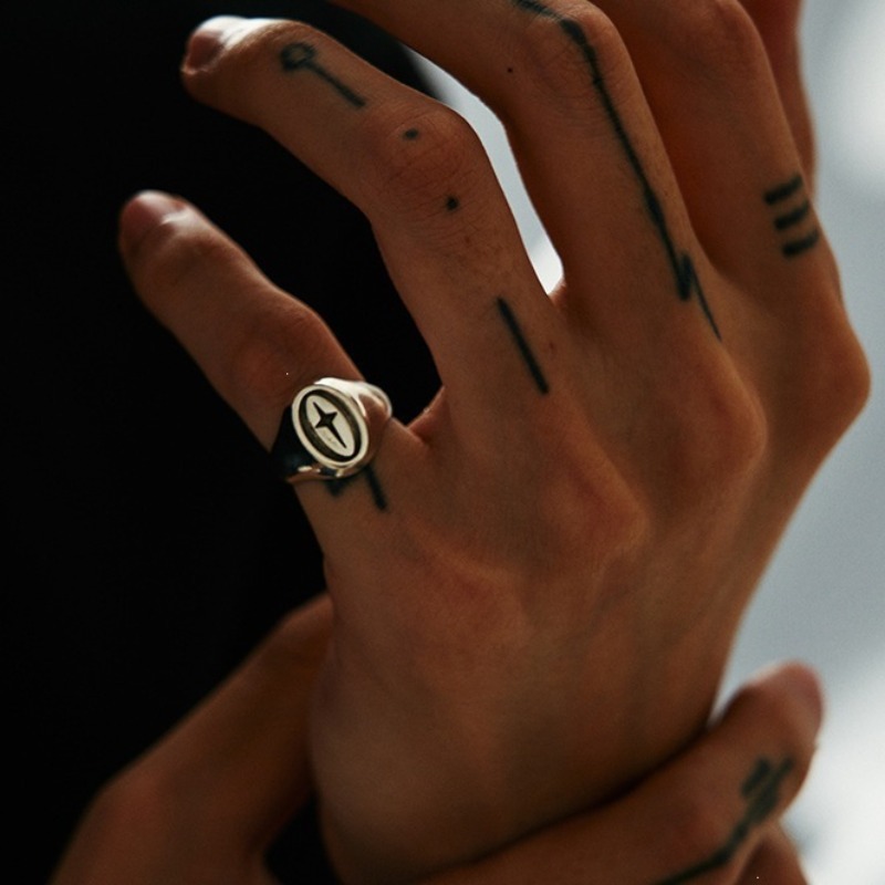 Minimalist North Star Signet O - Mens Signet Ring 评论和价格